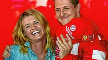 Michael Schumacher (52) hält im Juli 2007 seine Ehefrau Corinna im Arm. Schumacher ist der erfolgreichste deutsche Rennfahrer. Er gewann ...