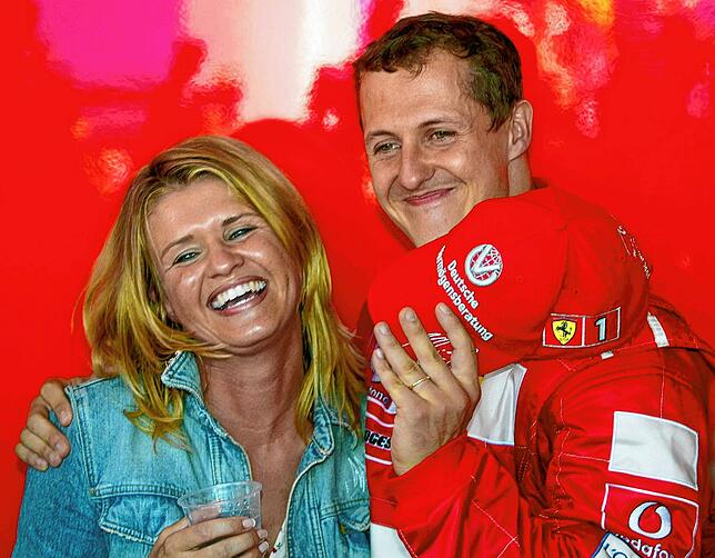 Michael Schumacher (52) hält im Juli 2007 seine Ehefrau Corinna im Arm. Schumacher ist der erfolgreichste deutsche Rennfahrer. Er gewann ...