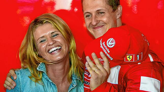 Michael Schumacher (52) hält im Juli 2007 seine Ehefrau Corinna im Arm. Schumacher ist der erfolgreichste deutsche Rennfahrer. Er gewann ...