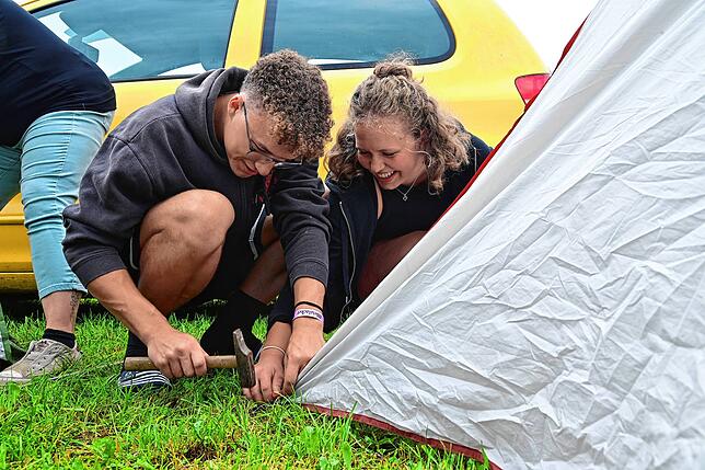 Erst am Freitagvormittag angereist sind die Geschwister Jonathan und Svenja Huneck aus Schiltach. Das Zelt wird gut im Boden verankert. ...