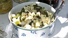 Briesalat mit Kräutern: &bdquo;Der Käsesalat lässt sich gut vorbereiten und ist ideal für ein Picknick&ldquo;, sagt Claudia Rinkenburger.