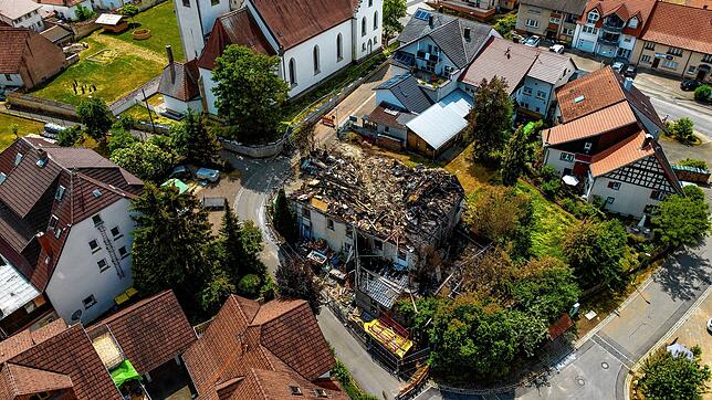 Unser Luftbild von Montag, 19. Juni, zeigt das völlig zerstörte Wohnhaus Mitten im Ort.