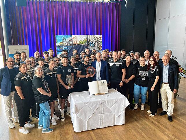 Die erste Mannschaft des FC 08 hat sich im Goldenen Buch von Villingen-Schwenningen verewigt. Das Team repräsentiert die Stadt jetzt in ...