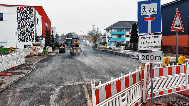 Am Freitag, 1. November, beginnen in der Friedrich-Ebert-Straße die finalen Arbeiten am Straßenbelag.