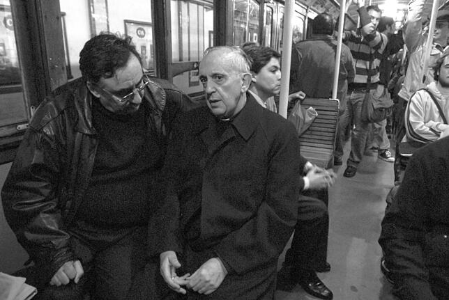 Am 11. März 1958 tritt Bergoglio dem Jesuitenorden bei. Für ihn steht fest, dass er Priester werden möchte.Nach einem Studium der ...