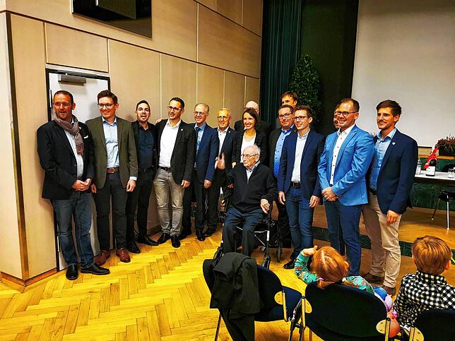 Ein Gruppenbild vieler Bürgermeister mit dem Stockacher Alt-Bürgermeister Franz Ziwey.
