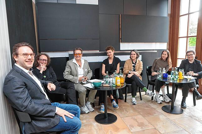 Sie stellen die Stücke beim Pressetermin vor: von links Gabriel Venzago, Chefdirigent SWP), Romana Lautner (Leiterin des Jungen Theater ...