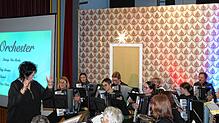 Das erste Orchester unter der Leitung von Uta Borho (links) bietet einige imposante Stücke. Am Ende gibt es viel Applaus für die Akteure ...