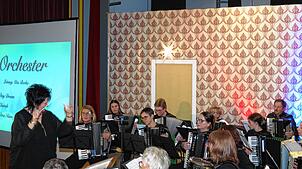 Das erste Orchester unter der Leitung von Uta Borho (links) bietet einige imposante Stücke. Am Ende gibt es viel Applaus für die Akteure ...