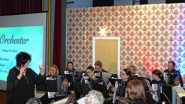 Das erste Orchester unter der Leitung von Uta Borho (links) bietet einige imposante Stücke. Am Ende gibt es viel Applaus für die Akteure ...
