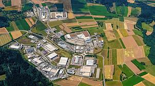 Links unten im Bild ist Herdenen zu sehen, in der Bildmitte die B523 mit dem markanten Knick, wo die Trassenführung der Bundesstraße ...