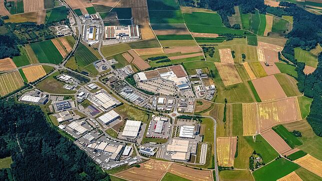 Links unten im Bild ist Herdenen zu sehen, in der Bildmitte die B523 mit dem markanten Knick, wo die Trassenführung der Bundesstraße ...
