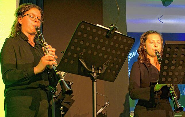 Katharina Schmid (links) und Joana Alessi beim Klarinettensolo.Bild: Marianne Bader
