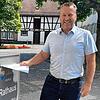 Amtsinhaber Ralf Meßmer wirft seine Bewerbungsunterlagen für die Bürgermeisterwahl in Oberteuringen ein.