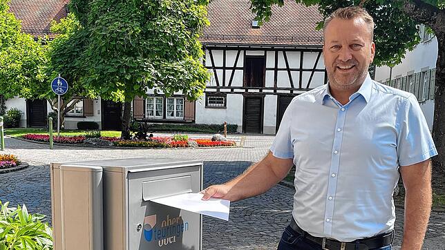 Amtsinhaber Ralf Meßmer wirft seine Bewerbungsunterlagen für die Bürgermeisterwahl in Oberteuringen ein.