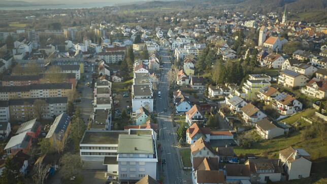 Blick von oben auf die Fürstenbergstraße in Richtung Wollmatingen. Die wichtige Verkehrsader ist wegen Bauarbeiten für ein Jahr gesperrt.
