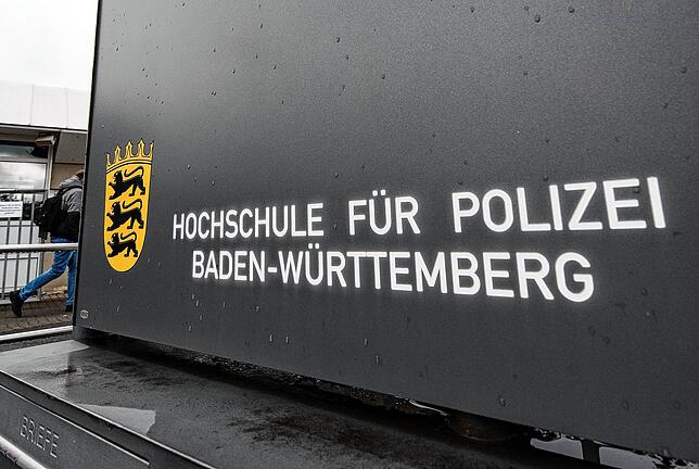 Die Außenaufnahme zeigt die Eingangstafel der Polizeihochschule.