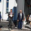 Die Bürgermeister Sebastian Stiegler (links) und Thomas Kaiser (Zweiter v.r.) überreichten Landrat Martin Kistler und der Leiterin des ...