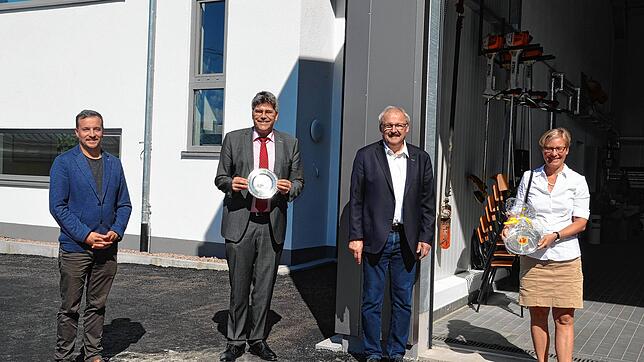 Die Bürgermeister Sebastian Stiegler (links) und Thomas Kaiser (Zweiter v.r.) überreichten Landrat Martin Kistler und der Leiterin des ...