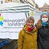Annabel Holtkamp (links) und Ines Isselstein stellen an einem Info-Stand auf der Marktstätte das Wohnprojekt Konstanz vor, eines von ...