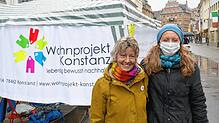 Annabel Holtkamp (links) und Ines Isselstein stellen an einem Info-Stand auf der Marktstätte das Wohnprojekt Konstanz vor, eines von ...