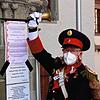 Narrenpolizist Peter Graubach überbringt in Coronazeiten die Absetzungsurkunde an Oberbürgermeister Jan Zeitler. Der lässt sich nicht ...