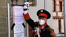 Narrenpolizist Peter Graubach überbringt in Coronazeiten die Absetzungsurkunde an Oberbürgermeister Jan Zeitler. Der lässt sich nicht ...