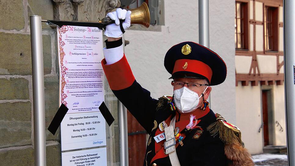 Narrenpolizist Peter Graubach überbringt in Coronazeiten die Absetzungsurkunde an Oberbürgermeister Jan Zeitler. Der lässt sich nicht ...