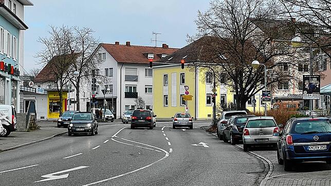 Passt hier noch ein Schutzstreifen und eine Linksabbiegespur für Radfahrer hin? Die Gottmadinger Ortsmitte ist für Radler eine ...