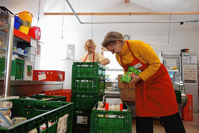 Christine Hauger-Pfäffle und Sabine Müller räumen die Frischwaren ins Kühlregal. Heute sind die Kisten gut gefüllt, aber in den ...
