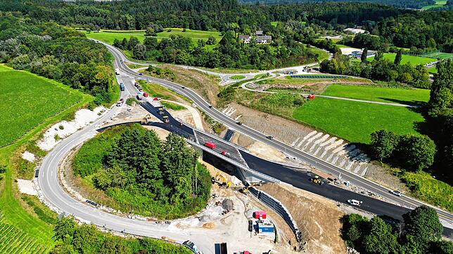 Die B31-Baustelle Altbirnau Mitte September. Die graue Raute in der Mitte ist die fertige Brücke. Die dunklen Abschnitte rechts und ...