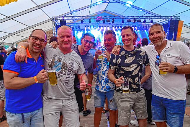 Bild 7: 1000 Besucher feiern mit der Spider Murphy Gang