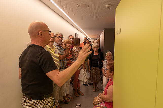 Architekt Michael Duffner erklärte den Aufbau der Umkleidekabinen.