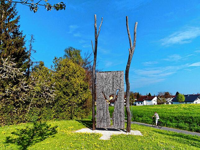 Der Kunstweg Kluftern ist eine kleine Wanderung Wert. Hier zu sehen ist das 2005 errichtete Kunstwerk „Tor – Mensch“ ...