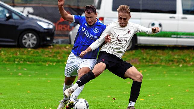 Hier versucht Jonas Grau (Spfr Owingen-Billafingen, links) den Angreifer Victor Maag (SV Deggenhausertal) vom Ball zu trennen. Doch am ...