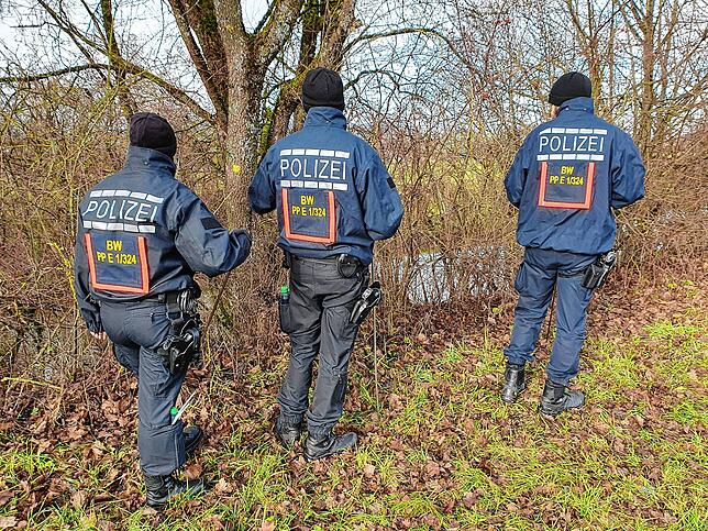 Bei Marbach suchen die Beamten an der Brigach.