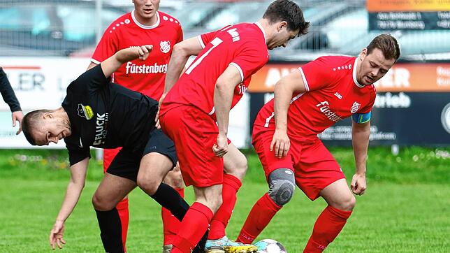 Viele Hunde sind des Hasen Tod: Yannick Müller (SG) wird gleich von drei Aasener Spielern der Ball abgenommen.