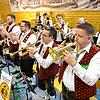 Frauen gibt&lsquo;s hier keine: Bei der Narrenmusik (im Bild beim Männer-Frühschoppen 2023), der Holzhauermusik und der Froschenkapelle ...