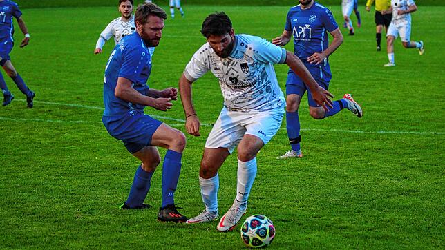Gute Nerven: Vassilios Dimitriadis, hier im Zweikampf mit Lucas Mülhaupt, verwandelte beim 2:1-Sieg des FC Tiengen 08 II den zweiten ...