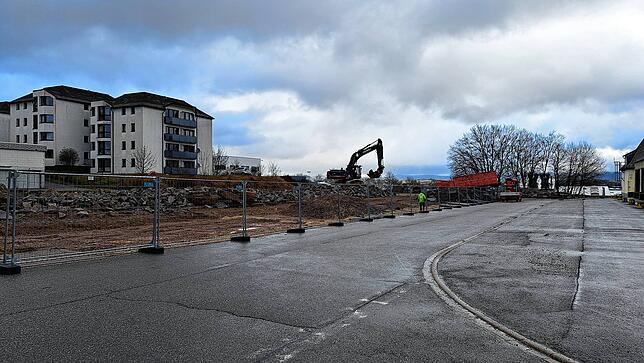 Nicht nur die Turnhalle wird bei der Bundeswehr gebaut. In der Kaserne wurde vor zwei Wochen eine alte Lagerhalle abgerissen. Hier soll ...