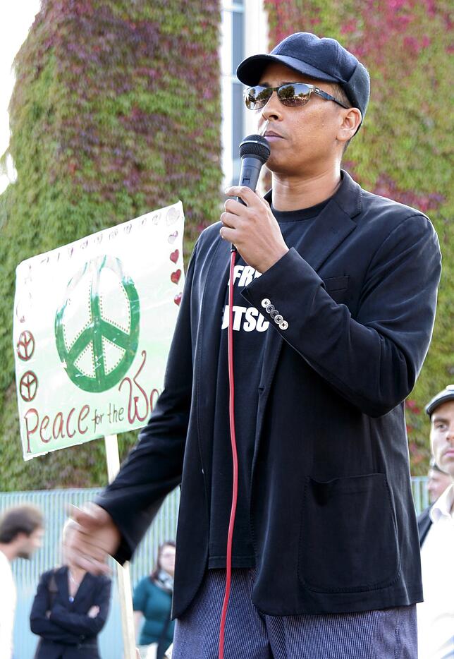 Der Musiker Xavier Naidoo spricht am Tag der Deutschen Einheit 2014 in Berlin vor sogenannten Reichsbürgern.