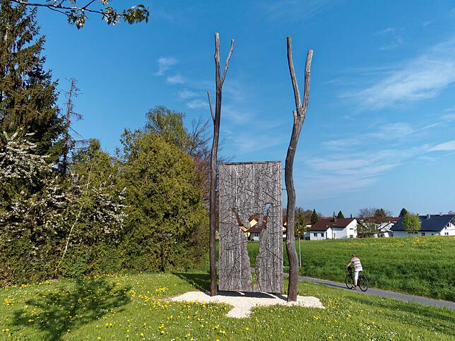 Der Ortsrundweg Kluftern hat nicht nur Natur, sondern auch jede Menge Kunst zu bieten. Hier zu sehen ist das 2005 errichtete Kunstwerk ...