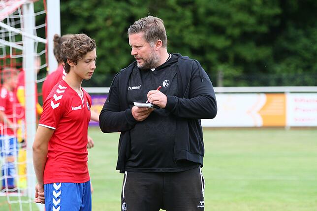 Bild 3: SC Freiburg U17 mit Luis Weber und Marek Bleise besiegen den FC Winterthur U18 mit 5:1 &ndash; und wir haben die Bilder!