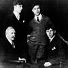 Nach dem Ende der Monarchie: Die drei Söhne Stauffenberg, Berthold, Claus und Alexander (von links) mit ihrem Vater, dem vormaligen ...
