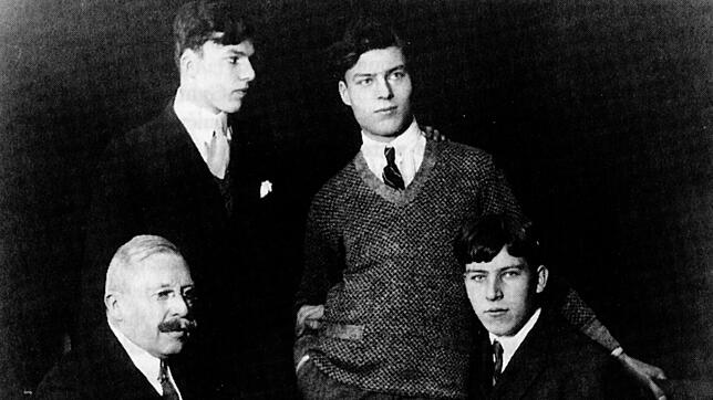 Nach dem Ende der Monarchie: Die drei Söhne Stauffenberg, Berthold, Claus und Alexander (von links) mit ihrem Vater, dem vormaligen ...