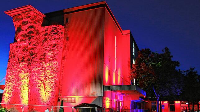 Flutlicht lässt das Kletterwerk und das Milchwerk rot erstrahlen. In der &bdquo;Night of Light&ldquo;, in der bundesweit Gebäude rot ...