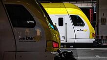 Zwei Regionalzüge stehen am Stuttgarter Hauptbahnhof. Im Streit mit der SWEG Bahn Stuttgart GmbH hat die Gewerkschaft Deutscher ...