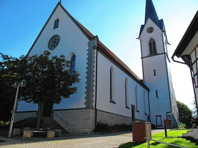 Die katholische Kirche St. Remigius steht erhöht und gut sichtbar in der Ortsmitte.