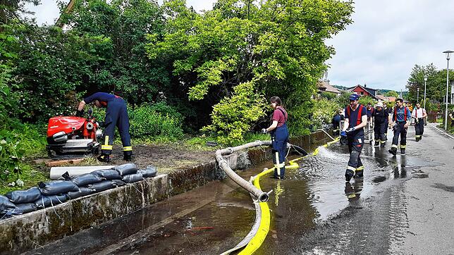 Die Feuerwehr beim Hochwassereinsatz im Juni dieses Jahres in der Markgrafenstraße in Stefansfeld. Bild: Miriam Altmann