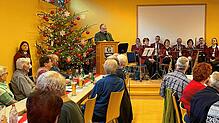 Bei der Adventsfeier in Gremmelsbach werden die Seniorinnen und Senioren von den Musikern unterhalten und von der Holzschuehklepferzunft ...
